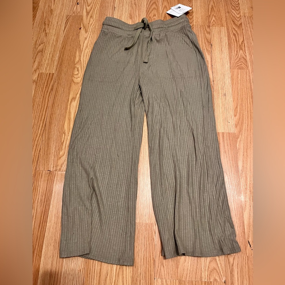Beyond yoga green ribbed capri pants. Size small. New with tags